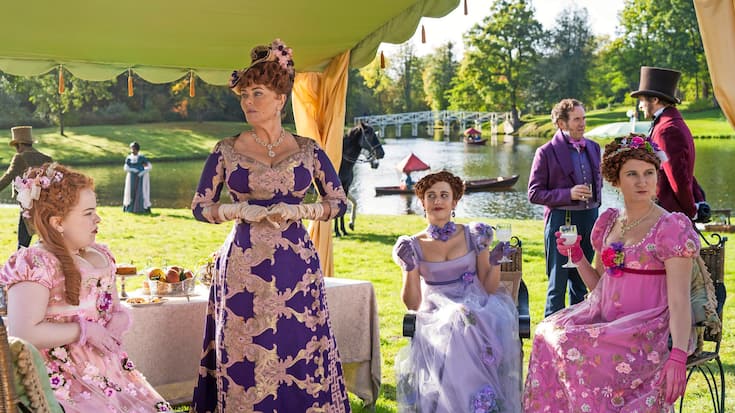 BRIDGERTON (L to R) NICOLA COUGHLAN as PENELOPE FEATHERINGTON, POLLY WALKER as PORTIA FEATHERINGTON, HARRIET CAINS as PHILLIPA FEATHERINGTON, BEN MILLER as LORD FEATHERINGTON and BESSIE CARTER as PRUDENCE FEATHERINGTON in episode 102 of BRIDGERTON Cr. LIAM DANIEL/NETFLIX Â© 2020