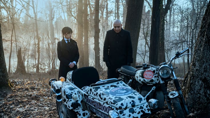 Wednesday. (L to R) Jenna Ortega as Wednesday Addams, Fred Armisen as Uncle Fester in episode 107 of Wednesday. Cr. Vlad Cioplea/Netflix © 2022