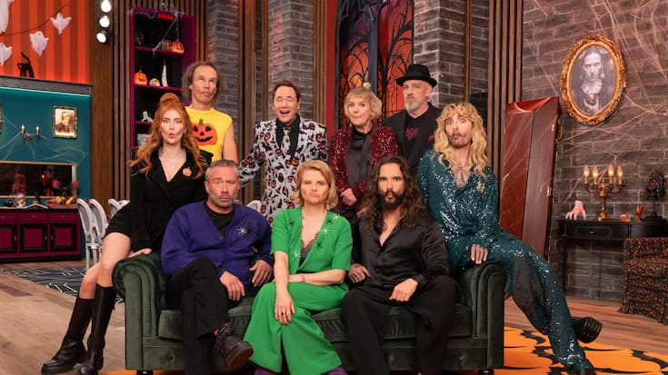 Das wird gruslig! (hintere Reihe stehend, v.l.): Olaf Schubert, Spielleiter Bully Herbig, Mirja Boes, Torsten Sträter; (vorne sitzend, v.l.:)  Palina Rojinski, Sasha, Annette Frier, Tom Kaulitz und Bill Kaulitz. 