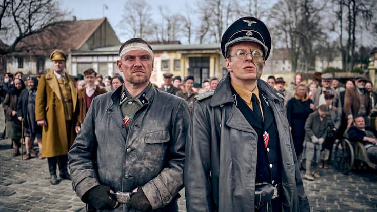 «Blood & Gold»: Der maskierte SS-Führer von Starnfeld (Alexander Scheer, r.) ist ein Sadist.
