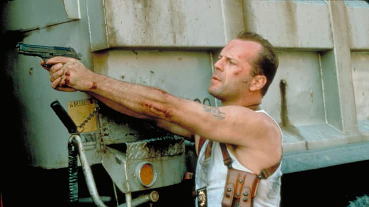 Obwohl John McClane (Bruce Willis) eigentlich momentan vom Dienst suspendiert ist, muss er einen wunderschönen Kater links liegen lassen und seinen Kollegen bei der Jagd auf einen Bombenleger helfen ...