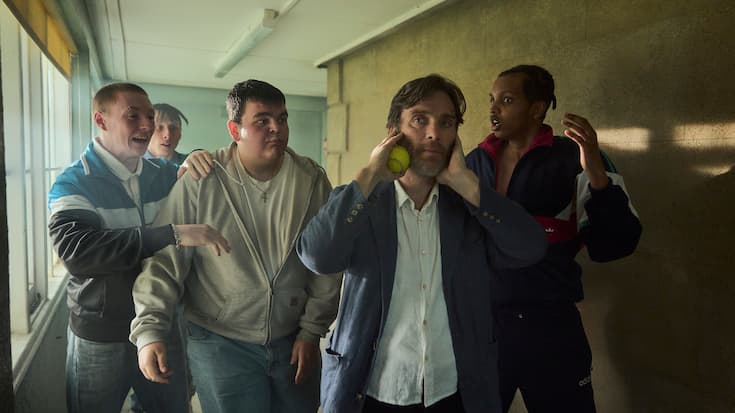 Anstaltsleiter Steve (Cillian Murphy, 2. v. r.) wird wie so oft von seinen Schützlingen belagert.