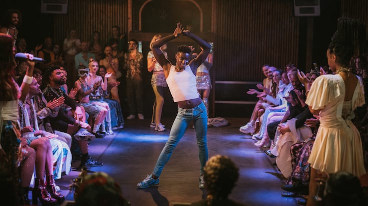 Emm (Ricco-Jarret Boateng, M.) traut sich, als Newbie zu performen.