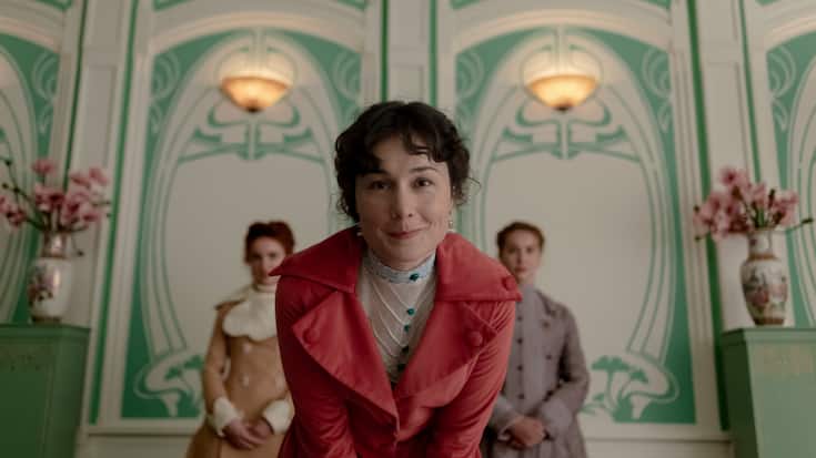 Selber single, aber ein Ass im Kuppeln: die Anstandsdame Elena Bianda (Nadia de Santiago).