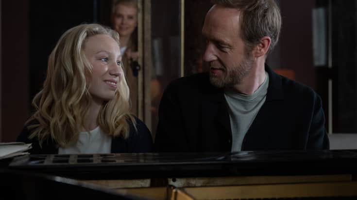 Als die Welt noch heile war: Viktor Larenz (Stephan Kampwirth) und seine Tochter (Helena Zengel) spielen gemeinsam ihre Melodie auf dem Klavier.