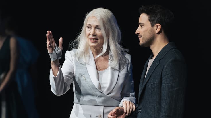 Aeon-Boss Sophie Theissen (Iris Berben) mit Mitarbeiter Max (Kostja Ullmann) im Sci-Fi-Thriller «Paradise» auf Netflix