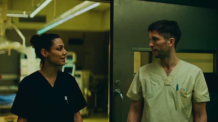 Am Anschlag: Zanna Parker (Haley Louise Jones) und Ben Weber (Slavko Popadić) stehen unter Dauerstrom.