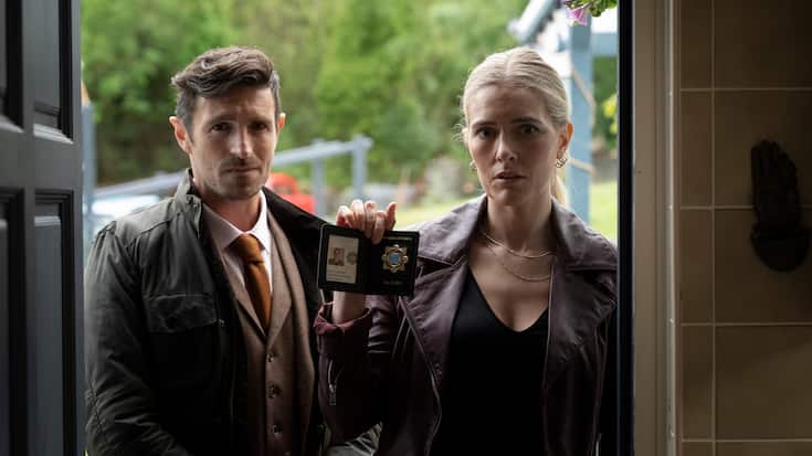 Der freundliche Schein trügt: Detective Regan mit Grenzkollege Boyd (l.).