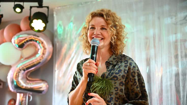 nnette Frier feier ihren 50. …  äh, nein ihren 52. Geburtstag.