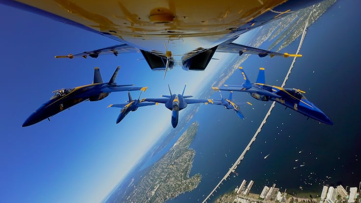 Die sechs Boeing F/A-18E Super Hornets fliegen beieinander, als wär’s ein einziger Jet.