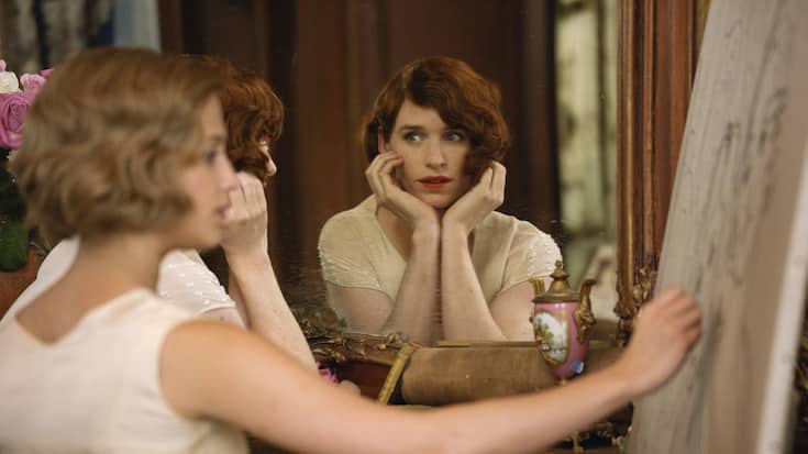Eddie Redmayne als Lili Elbe, in THE DANISH GIRL, gemalt von ihrer Frau, Gerda Wegener (Alicia Vikander)