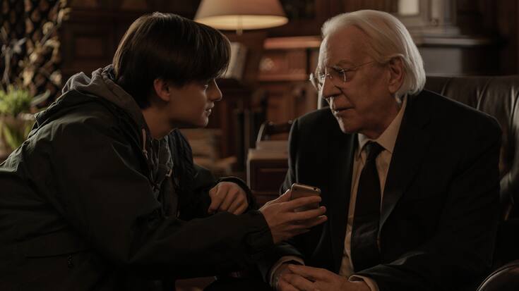 Mr. Harriganâs Phone. (L-R) Jaeden Martell as Craig and Donald Sutherland as Mr. Harrigan in Mr. Harriganâs Phone. Cr. Nicole Rivelli/Netflix Â© 2022