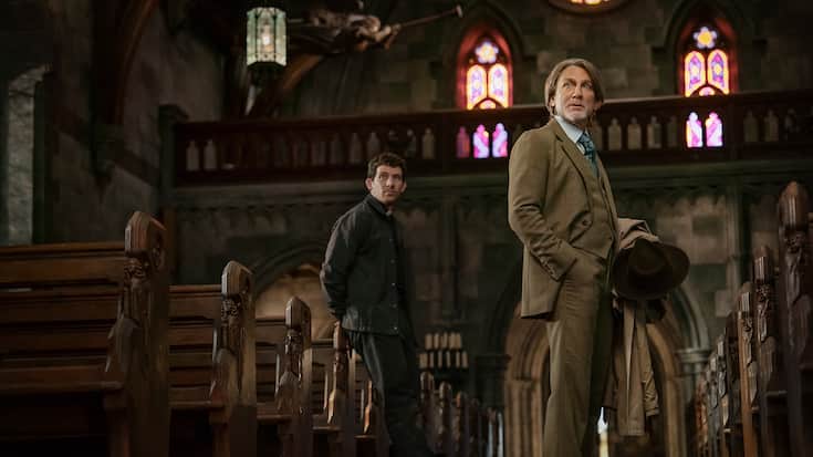 Der junge Priester wird für Benoit Blanc (r.) zum Informanten. Und Verdächtigen?