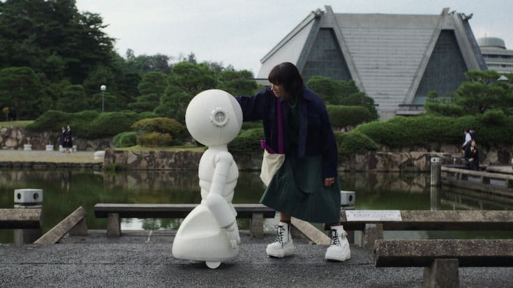 Suzie (Rashida Jones) ist besorgt: Ihr Roboter führt sich immer seltsamer auf.