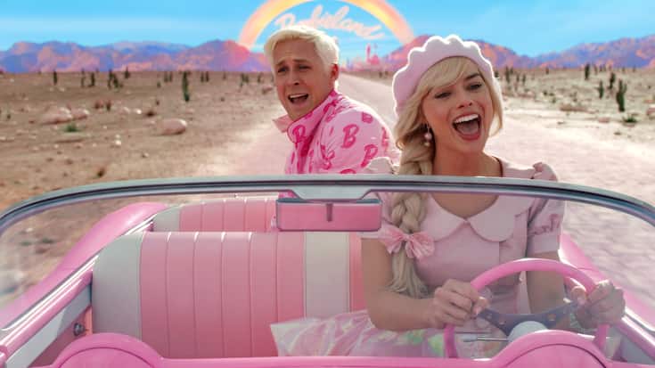 Ein Trip in die echte Welt: Barbie (Robbie) chauffiert Ken (Gosling).