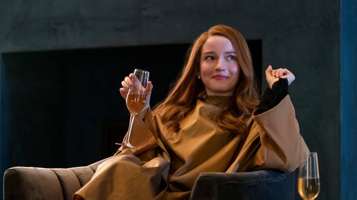 Inventing Anna. Julia Garner as Anna Delvey in episode 105 of Inventing Anna. Cr. Aaron Epstein/Netflix Â© 2021 