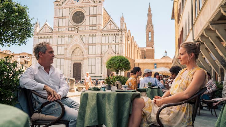 In Florenz ahnt Cameron (Tom Hollander) noch nicht, dass er Iris (Niamh Algar) bald quer durch Italien jagt.