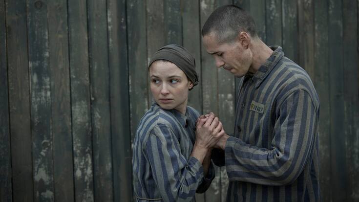 Der Tätowierer Lali ( (Jonah Hauer-King) und die Insassin Gita (Anna Próchniak) verlieben sich in Auschwitz.