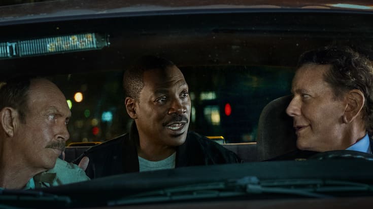 Axel Foley (Eddie Murphy) quatscht Chief John Taggart (John Ashton, l.) und Billy Rosewood (Judge Reinhold, r.) wieder zu.