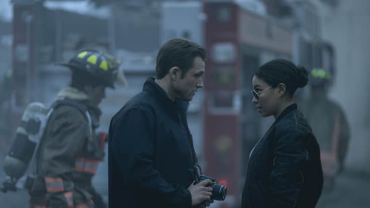 Brandermittler Dave (Taron Egerton) und Cop Michelle (Jurnee Smollett) auf Spurensuche nach dem Feuer.