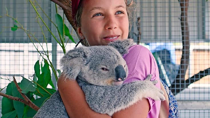 Izzyâs Koala World Izzy Bee as Izzy Bee in episode 1 of Izzyâs Koala World. Cr. NETFLIX Â© 2020