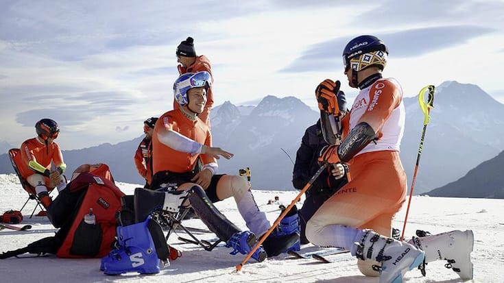 Kino – «Downhill Skiers»: Trotz Anspannung immer zu Scherzen aufgelegt – Marco Odermatt (28, links).