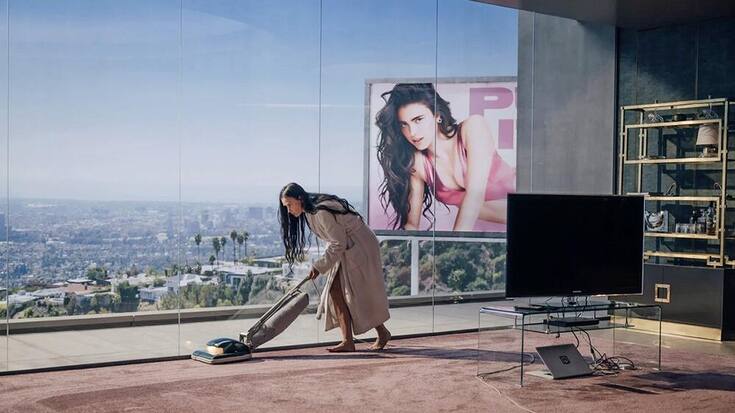 Filmstar Elizabeth (Demi Moore) erhält ein jüngeres Ich (Plakat).