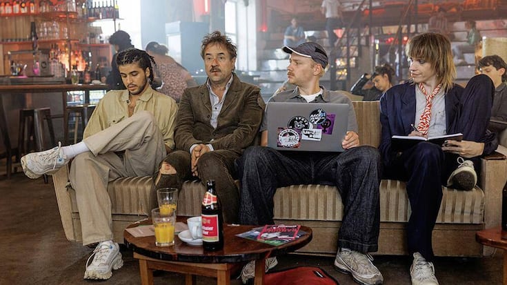 Kino – «Alter weisser Mann»: Landet in einem Berliner Schwulencafé: Hein z (Jan Josef Liefers, 2. v.  l.). 