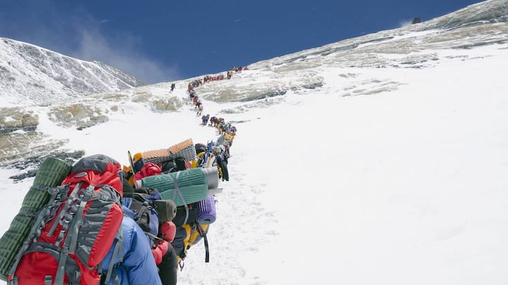 Eine Karawane von Bergsteigern auf dem Lhotse, Mount Everest.