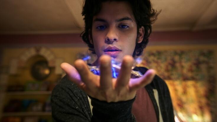 Jaime (Xolo Maridueña) ist der Blue Beetle. 