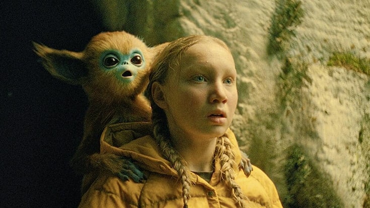 Kino – «The Legend of the Ochi»: Yuri (Helena Zengel) versteht die Pfeif-Sprache des Ochi-Babys.