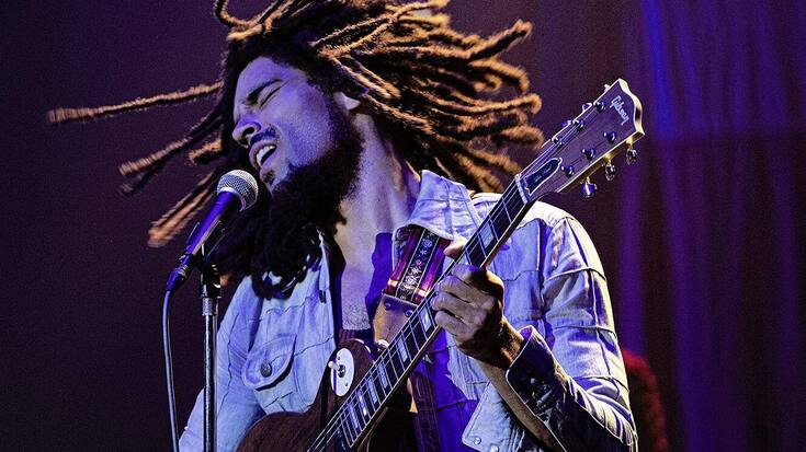 Kino – «Bob Marley: One Love»: Bob Marley (Kingsley Ben-Adir) bei seinem Friedenskonzert.