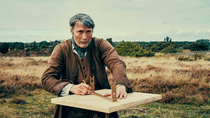Ludvig (Mads Mikkelsen) zeichnet seinen Anbauplan in der wilden jütischen Heide.