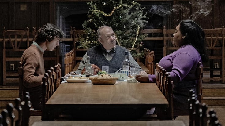 Lehrer Hunham (Giamatti) und Angus (Sessa) essen mit der Köchin.
