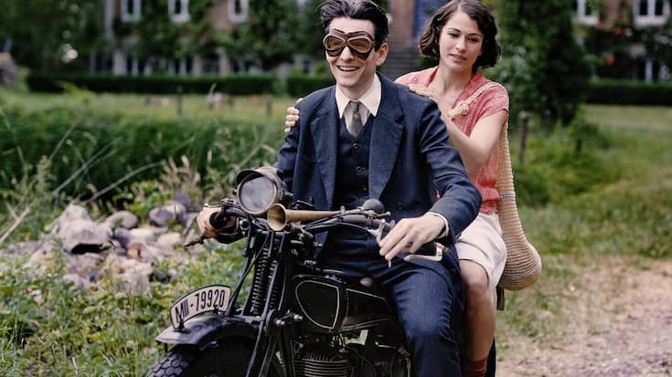 Kino – «Die Herrlichkeit des Lebens»»: Kafka (Sabin Tambrea) fährt mit Dora (Henriette Confurius)  ans Meer.