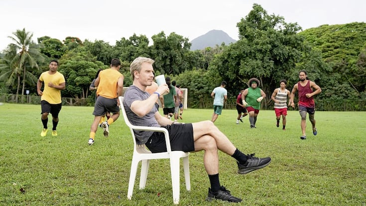 Trainer Rongen (Michael Fassbender) drillt die Inselkicker.