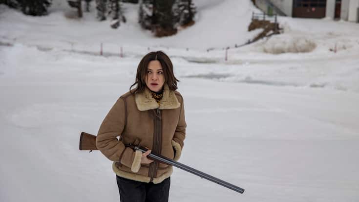 Asia Argento schwer bewaffnet in den Schweizer Bergen