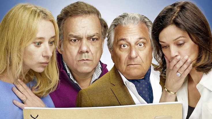 Kino – «Cocorico»: White and Yellow Films/SND/M6Films/Beside Productions/Pathé FilmsFrédéric (Clavier, 3. v. l.) und Gérard (Bourdon) erfahren  mit ihren Frauen Verblüffendes über ihre Herkunft.