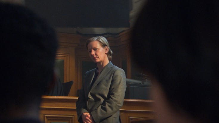 Autorin Sandra (Sandra Hüller) ver­teidigt sich  vor Gericht selbst.
