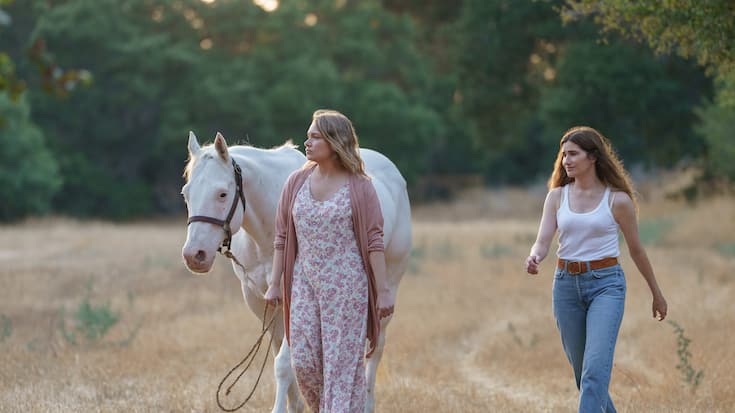 Frankie (Merritt Wever) und Clare (Kathryn Hahn) in «Tiny Beautiful Things». 