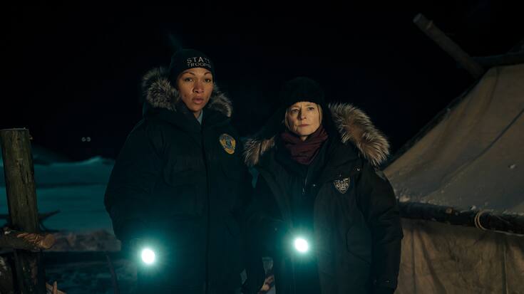 Die Detectives Liz Danvers (Jodie Foster) und Evangeline Navarro (Kari Reis) ermitteln in Alaska.                            