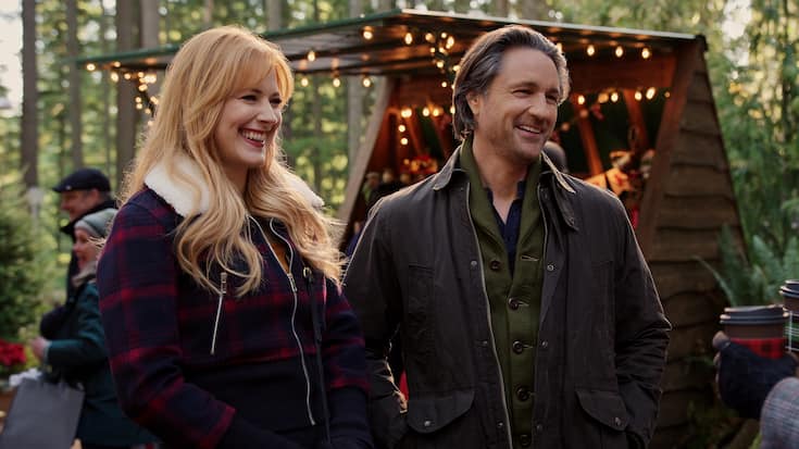 Mel (Alexandra Breckenridge) und Jack (Martin Henderson) in Weihnachtsstimmung.
