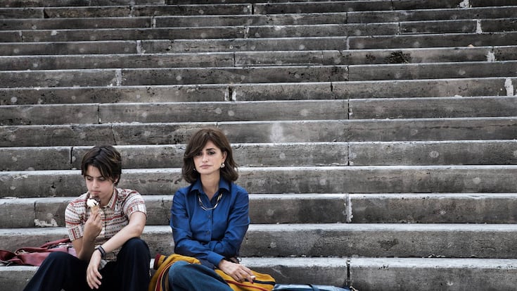 Clara (Penélope Cruz, r.) und ihr Transgender-Sohn (Luana Giuliani) in «L'immensità».