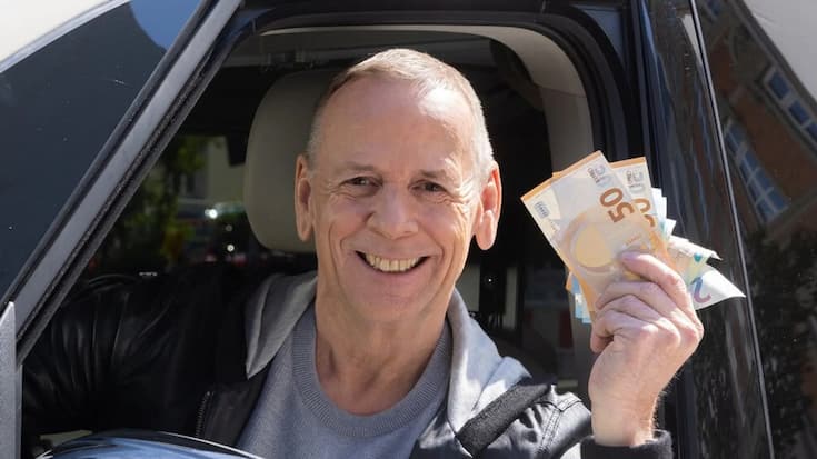 Thomas Hackenberg stellt Ahnungslosen im «Quiz Taxi» knifflige Fragen.