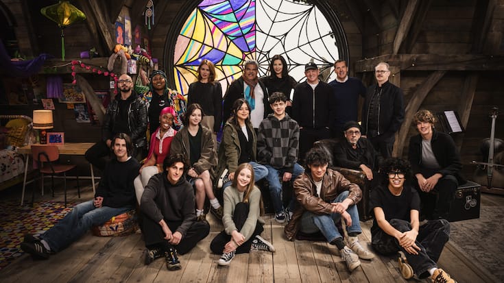 Am Set von «Wednesday» (v.l.): Georgie Farmer, Victor Dorobantu, Luyanda Unati Lewis-Nayo, Joy Sunday, Owen Painter, Emma Myers, Billie Piper, Jenna Ortega, Evie Templeton, Luis Guzman, Isaac Ordonez, Catherine Zeta-Jones, Alfred Gough, Noah Taylor, Miles Millar, Tim Burton, Steve Buscemi, Moosa Mostafa und Hunter Doohan.