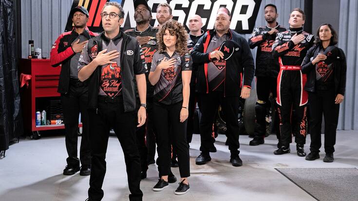 THE CREW (L to R) DAN AHDOOT as AMIR, GARY ANTHONY WILLIAMS as CHUCK, SARAH STILES as BETH, KEVIN JAMES as KEVIN and FREDDIE STROMA as JAKE in episode 101 of THE CREW Cr. ERIC LIEBOWITZ/NETFLIX © 2020