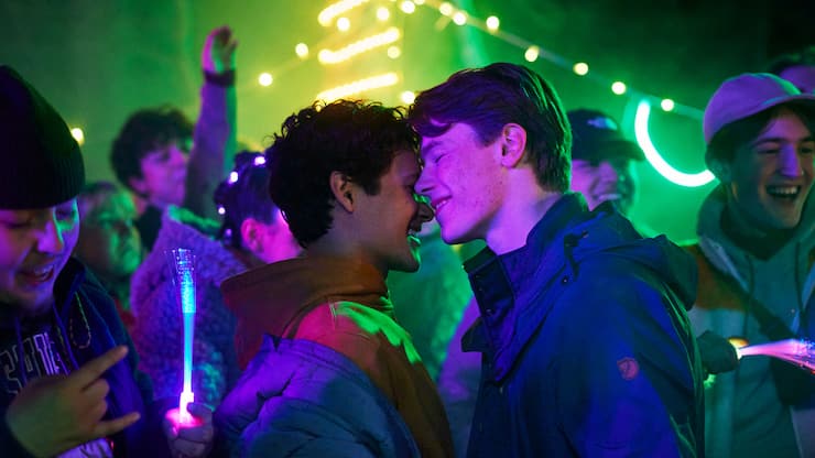 Simon (Omar Rudberg) und Kronprinz Wilhelm (Edvin Ryding) fühlen sich immer noch zueinander hingezogen.