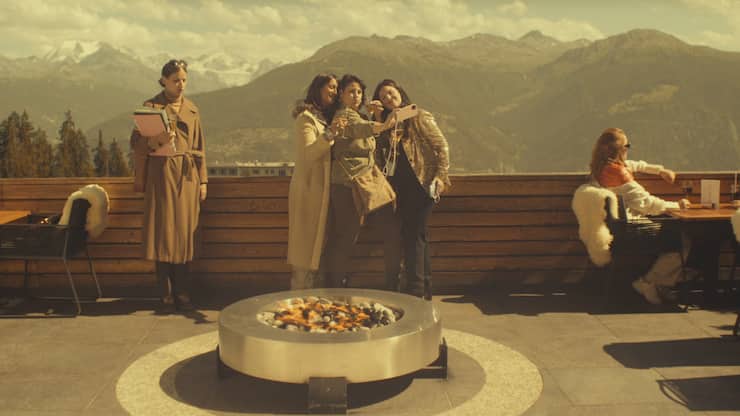 Während die Tourismusfachfrau von Excelsior (r.) mit Freundinnen einen Polterabend feiert, sorgt sich ein Glaziologe  um einen instabilen Gletscher oberhalb des Ortes. …