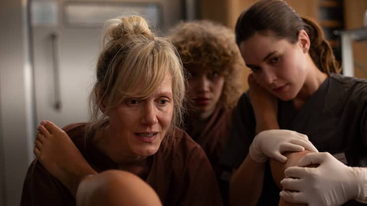 Das Baby kommt: Anna (Anna Schudt), Greta (Lydia Lehmann) und Dr. Charlotte Mohn (Katia Fellin, v. l.).