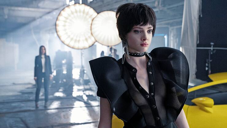  JUPITERâS LEGACY (L to R) ELENA KAMPOURIS as CHLOE SAMPSON in episode 104 of JUPITERâS LEGACY.  Cr. STEVE WILKIE/NETFLIX Â© 2021